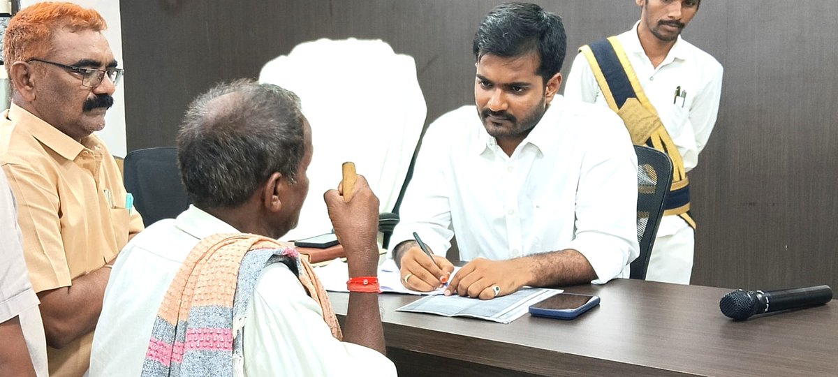 JC_Manyam's tweet image. పార్వతీపురం మన్యం జిల్లా కలెక్టరేట్‌లో నిర్వహించిన PGRS కార్యక్రమంలో జాయింట్ కలెక్టర్ శ్రీ సి. యశ్వంత్ కుమార్ రెడ్డి, IAS గారు పాల్గొని, ప్రజల వినతులను పరిశీలించి త్వరిత పరిష్కారం కోసం అధికారులకు ఆదేశాలు జారీ చేశారు.

#PGRS #ParvathipuramManyam #PublicService #IAS