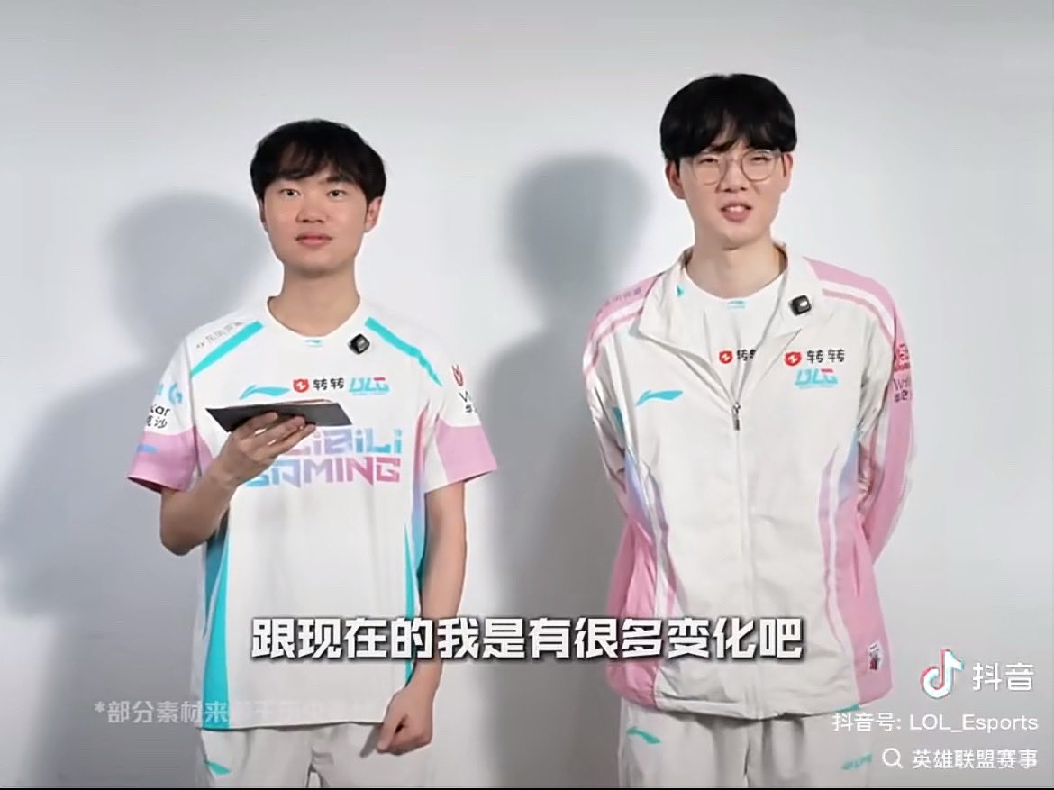 wnderlixx's tweet image. 🐰: บินให้สัมภาษณ์ว่านายดูเป็นผู้ใหญ่มาก มีความเห็นยังไงกับเรื่องนี้บ้าง?
🐍: เทียบกับตอนเดบิวต์แล้วผมเปลี่ยนไปมากเลย ตอนนี้ก็แก่แล้วด้วย เลยดูมีวุฒิภาวะมากขึ้นครับ
🐰: รู้สึกว่าเขาดูโตเป็นผู้ใหญ่ดีนะ

cr. 英雄联盟赛事 dy

#Knight #Viper