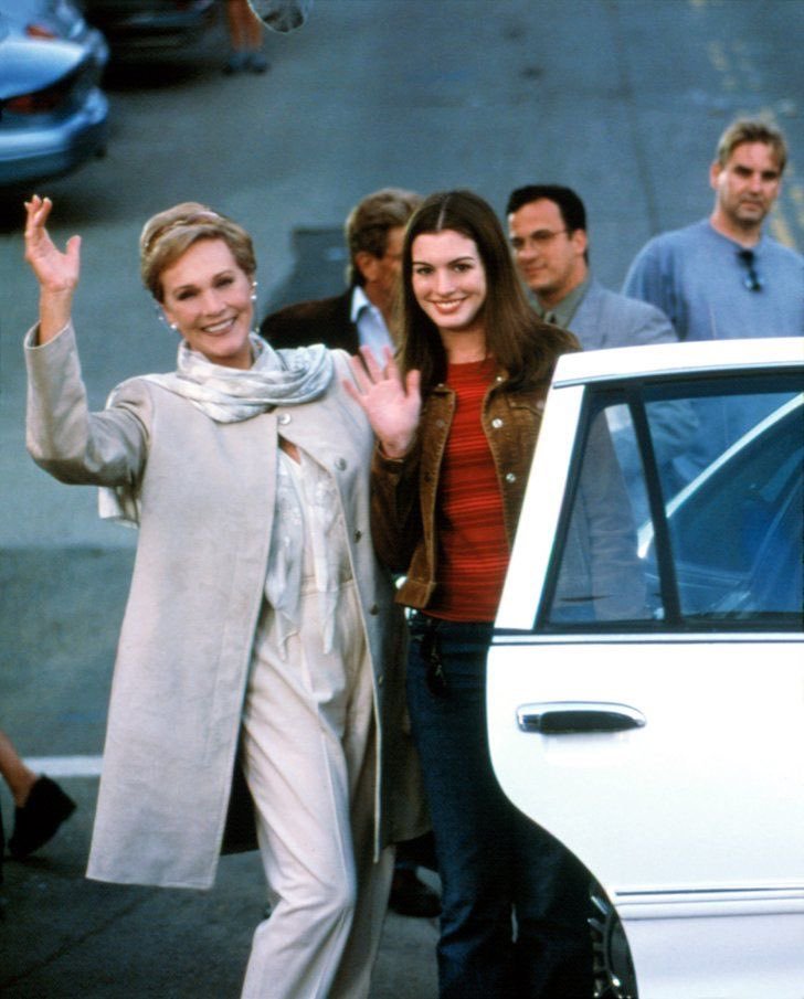 julie andrews and anne hathaway filming 'the princess diaries', 2001