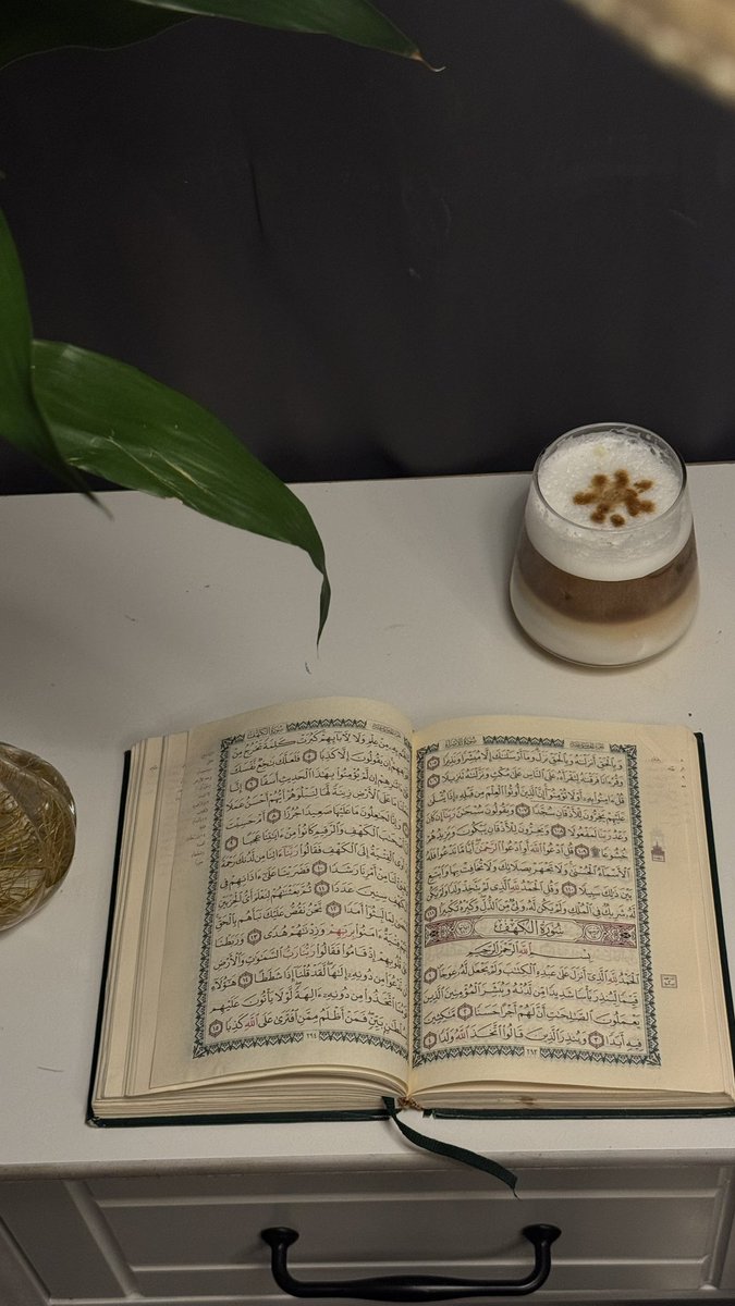 «وامنُن عليّ بِعُمرٍ لا يَضيعُ سُدى
وامنُن عليّ بقلبٍ لا يَضِلُّ هُدى»