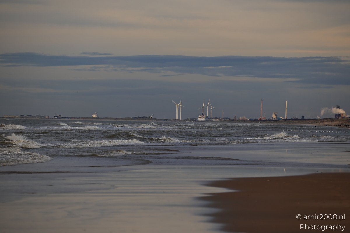 amir2000's tweet image. Low waves roll into the shore at #Zandvoort, with gulls above the water &amp;amp; wind turbines on the horizon, #NorthSea
Not dramatic. Just real coastal details, left behind by the tide and easy to miss

#CoastalScene #NatureCloseUp
#Amir2000NLStory #CanonR5MarkII #AMIR2000NLPhotography