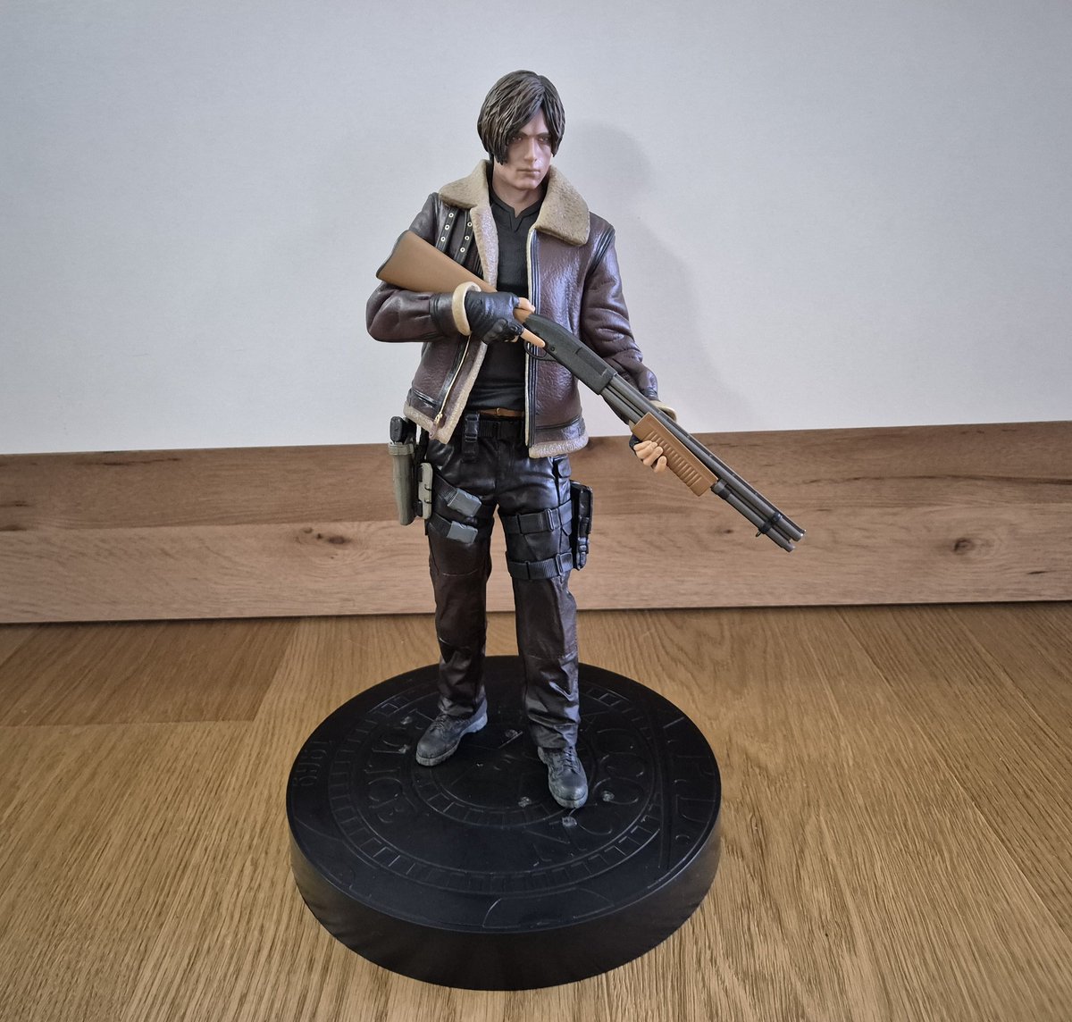 2003_sarah_s's tweet image. Ada/Aeon nation: 
I ordered a statue of Leon from the RE4 Remake, and the delivery arrived today! Now I can finally display Ada and Leon together!
I got my Ada statue a few weeks ago.

#RE #RE4Remake #AdaWong #LeonSKennedy