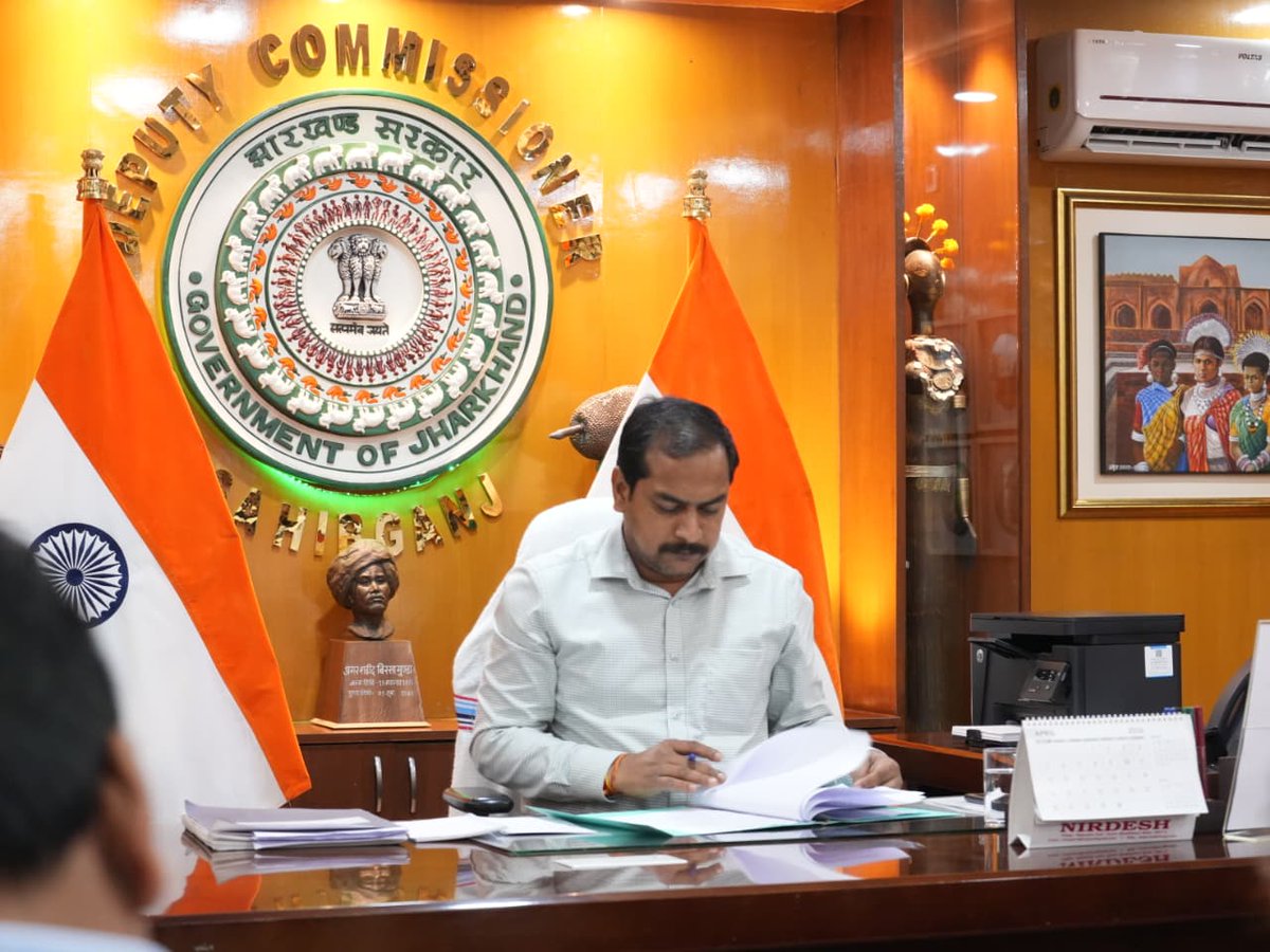 dc_sahibganj's tweet image. कार्यालय प्रकोष्ठ में सामाजिक सुरक्षा कोषांग अंतर्गत संचालित विभिन्न पेंशन योजनाओं की समीक्षा बैठक आयोजित की गई। #sahibganj #SocialSecurity @prdjharkhand  @JharkhandCMO  @HemantSorenJMM