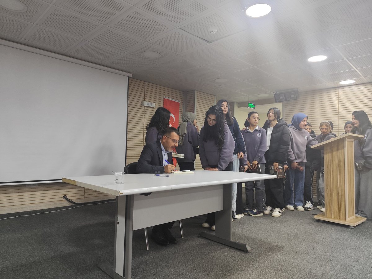 mazidagiaihl's tweet photo. Eğitimci yazar Sayın Murat Doğan öğrencilerimizle buluştu. Hayat, edebiyat, okuma üzerine çok verimli söyleşi oldu. Hocamıza kıymetli bilgileri için teşekkür ediyoruz
@ali_eyyupkoca 
@eyyup_deger 
@mazidagkaymakam
@mazidagimem 
@eyyup_deger https://t.co/17xFMA3ydv