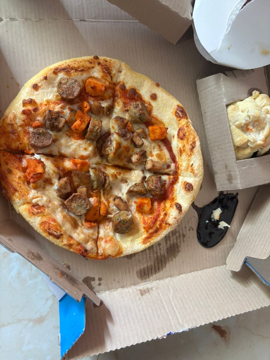 vishukolekar's tweet photo. Extremely poor experience with @dominos @dominos_india  today.
order:790010, St : 70298
Missing item in order
Delivery person asked for OTP before delivery
Shared personal GPay number (!!)
Later Unknown caller asked for my WhatsApp location.
Food quality was absolutely third clas https://t.co/P4I4Y4Dpi0