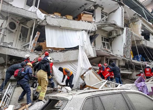 NUNUCOINnunu's tweet image. 🚨BREAKING

JAPAN 7.4 EARTHQUAKE DONE HUGE DAMAGE 
HIGH RAISED BUILDING FALLEN 🇯🇵

#TSUNAMI WARINING GIVEN IN #JAPAN