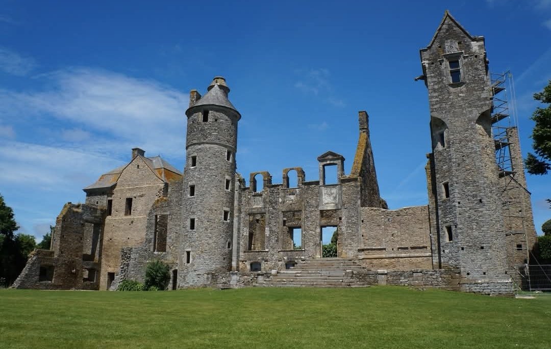 NorSecure's tweet image. Le château d'#Argouges dans la #Manche ... un des lieux où je me sens bien. Peut-être est-ce dû à Pierre Naudin et ses lions diffamés ....Mais j'y pense toujours à Ogier 🩵 #Normandie 🩵