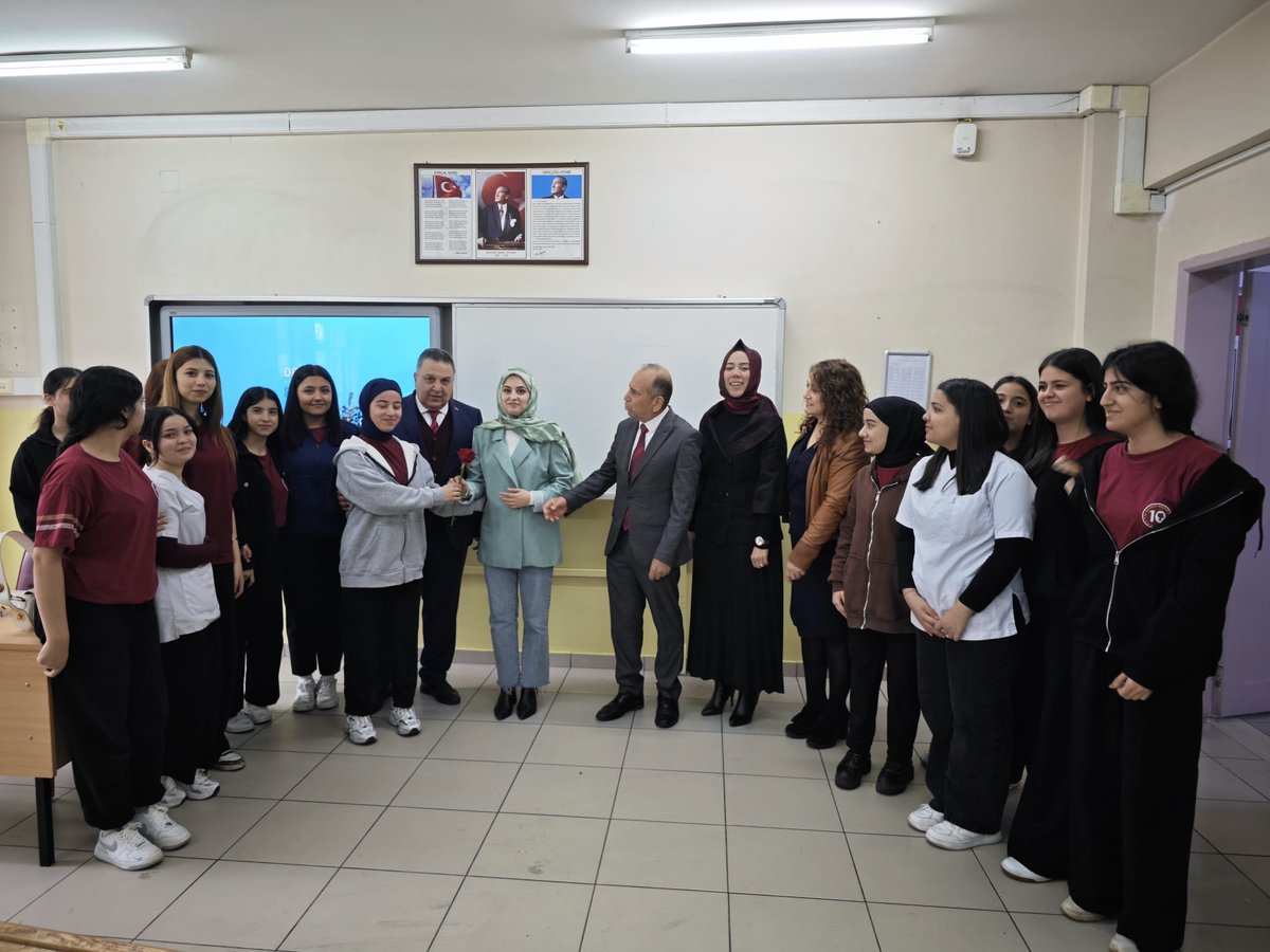 KAFADARIbrahim's tweet photo. Şehitkamil İlçemiz Av.Mahmut Düşün MTAL de Bayrak Törenine katılarak öğretmen ve öğrencilerimizle buluştuk. https://t.co/V7EPs6rpmi