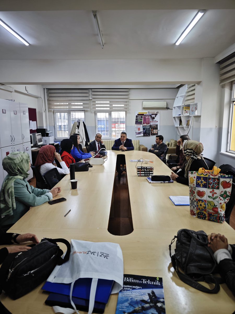 KAFADARIbrahim's tweet photo. Şehitkamil İlçemiz Av.Mahmut Düşün MTAL de Bayrak Törenine katılarak öğretmen ve öğrencilerimizle buluştuk. https://t.co/V7EPs6rpmi