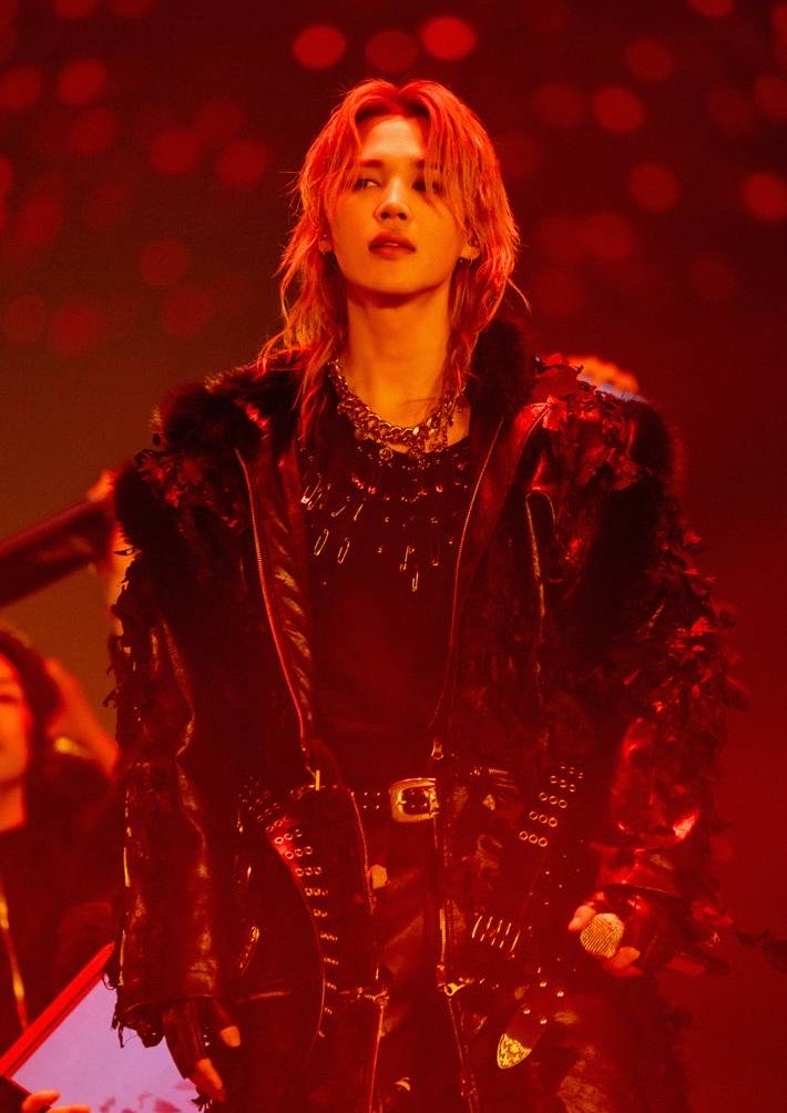 paku_choako111's tweet image. 最推しが数十メートル先にいるんだという現実をとにかく必死に目に焼き付けようとした時、「ジミーン！！」とか「カッコイイー！！」とか叫ぶでもなく、ただただ呆然と立ち尽くし魂が抜かれる感覚というか、その瞬間は周りの音が遮断される感覚にも陥るということがこの歳にして初めて経験した。 #ARMY