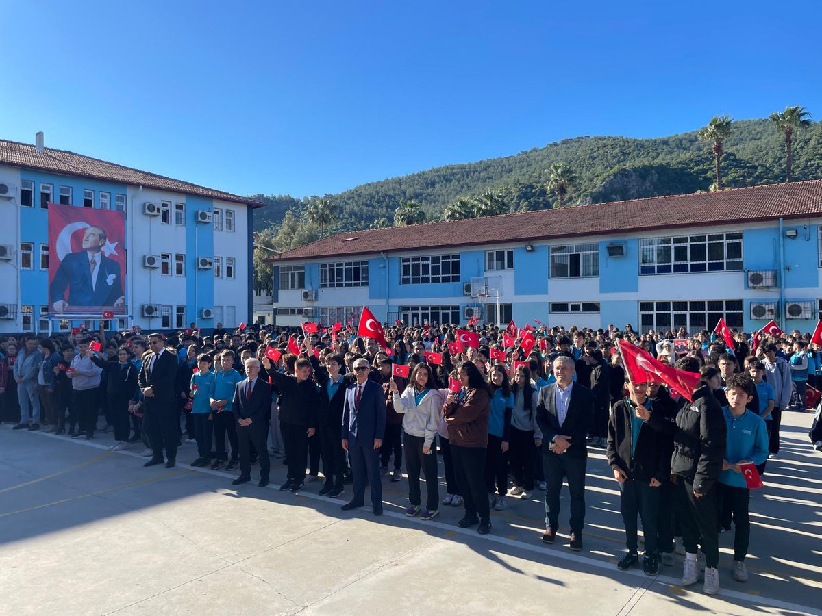 memfethiye's tweet photo. 🇹🇷 HEP BİRLİKTE DAHA GÜÇLÜYÜZ 

İlçe Millî Eğitim Müdürümüz Sayın Faruk KAYA ve Şube Müdürümüz Sayın Ekrem GÜRHAN, Atatürk Ortaokulu’nda gerçekleştirilen bayrak törenine katıldı.

Öğrencilerimiz haftanın ilk gününde ay-yıldızlı bayrağımız eşliğinde okullarında bir++ https://t.co/LkRx9ZlUiy