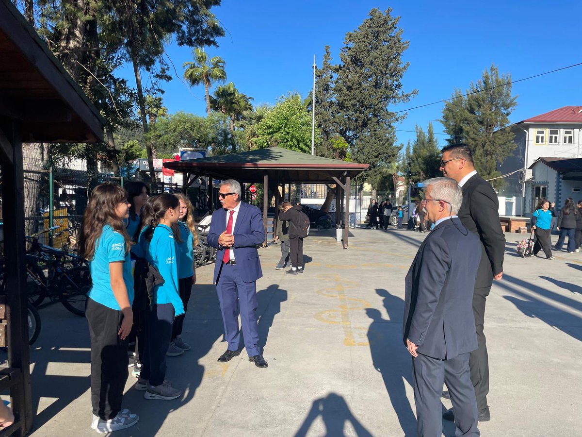 memfethiye's tweet photo. 🇹🇷 HEP BİRLİKTE DAHA GÜÇLÜYÜZ 

İlçe Millî Eğitim Müdürümüz Sayın Faruk KAYA ve Şube Müdürümüz Sayın Ekrem GÜRHAN, Atatürk Ortaokulu’nda gerçekleştirilen bayrak törenine katıldı.

Öğrencilerimiz haftanın ilk gününde ay-yıldızlı bayrağımız eşliğinde okullarında bir++ https://t.co/LkRx9ZlUiy