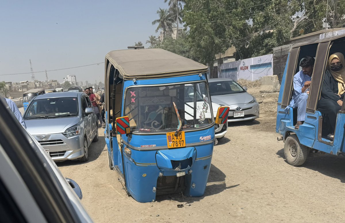 Samarjournalist's tweet image. کراچی یونیورسٹی روڈ جیل چورنگی کے قریب کی تصویر جو کہ میں نے خود ابھی یہاں سے گزرتے ہوئے بنائی ایسے مناظر آپ کو شہرکی مختلف شاہراہوں پر ملیں گے کیونکہ ان شاہراہ سے گزرنا ایک مشکل مشن ہوتا ہے 

#Karachi