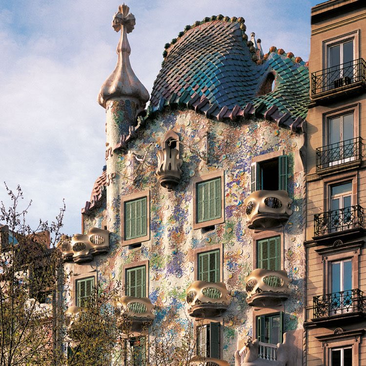 PerseusLeGrand's tweet photo. La Casa Batlló est une merveille conçue par l'architecte Antoni Gaudí.

Elle est située dans l'Illa de la Discòrdia, au 43 Passeig de Gràcia à Barcelone (Espagne 🇪🇸). https://t.co/srOaeaPS76