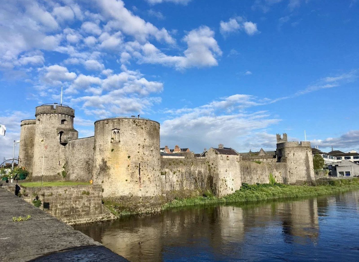 ThisIsIreland3's tweet image. 📍King John’s Castle – Limerick 🇮🇪

Built around 1210, King John's Castle stands proudly on King’s Island in Limerick, overlooking the River Shannon—one of the most impressive Norman castles in Ireland 🏰

📸 Alan Brooks

#Limerick #Castle #Ireland #History #KingJohnsCastle