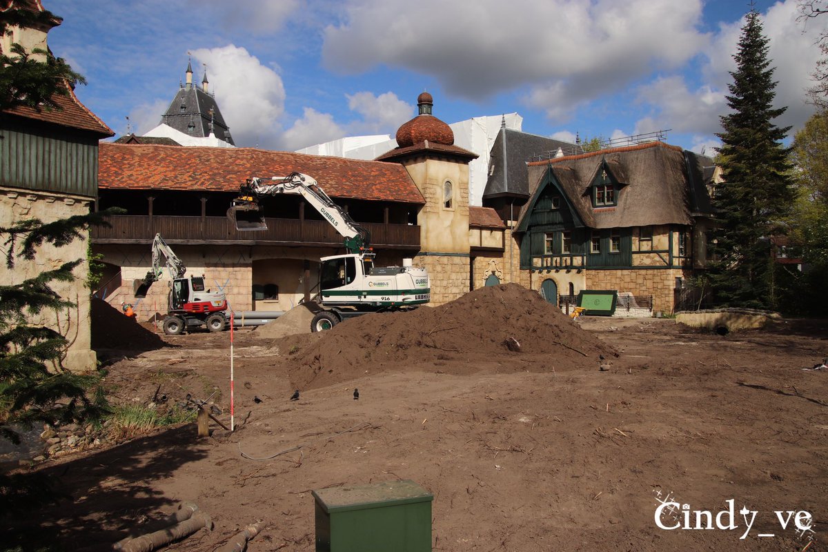 cindy_ve's tweet photo. Alles weg #Draconicon WEG , bomen WEG , struiken WEG en de tegels ....... die zijn ook WEG (moeder van #JanSmit) #Raveleijn #Efteling https://t.co/BbY4se9tO5