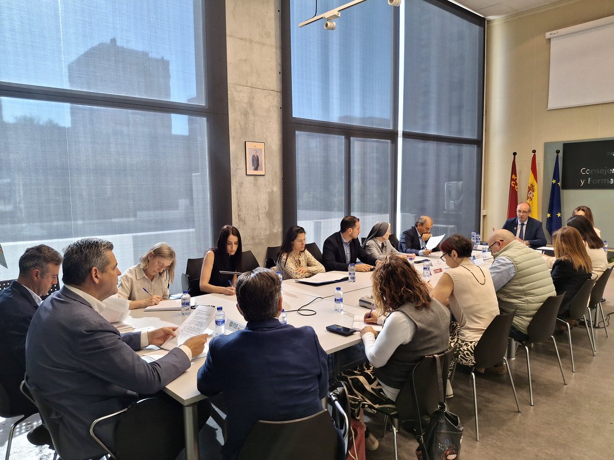 Educarm's tweet photo. 🤝Alcanzamos un acuerdo en la Mesa de la Enseñanza Concertada para garantizar el número de aulas y el empleo docente.

✅El acuerdo permite dar estabilidad a los docentes de centros concertados con el mantenimiento de unidades hasta el 31 de agosto de 2029.

✅Favorecemos la estabilidad de los docentes, el impulso del empleo y mejoramos las condiciones laborales del profesorado.

#educación #RegióndeMurcia #MesaEnseñanzaConcertada

🔗⬇️
https://t.co/z1WZffxEH7
