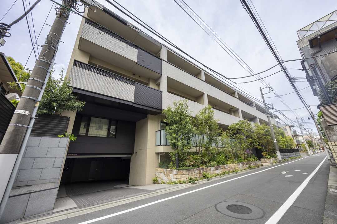 mitaina_tokyo's tweet photo. 【グランドメゾン西原三丁目】
📍取材記事
https://t.co/0A9U1J5Z5b
🛋️ルームツアー
https://t.co/OX1X4WL26y

『代々木上原』駅 徒歩4分/築7年
渋谷区西原の閑静な住宅街に佇む低層レジデンス🏢マンションを囲うように植樹がされていて、ホテルライクなエントランスホールからも緑が望めます🌿
ビッグターミナル新宿駅や表参道駅へもアクセスしやすい便利な立地です🚉
代々木上原駅の「アコルデ代々木上原」にはスーパーやドラッグストア、飲食店が揃っていて帰り道などにもさっと立ち���れますよ👌🛍️

#高級マンション　#mitaina　#代々木上原　#アコルデ代々木上原　#mitainaマンション図鑑