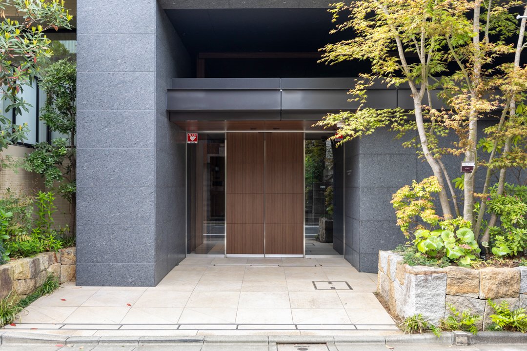 mitaina_tokyo's tweet photo. 【グランドメゾン西原三丁目】
📍取材記事
https://t.co/0A9U1J5Z5b
🛋️ルームツアー
https://t.co/OX1X4WL26y

『代々木上原』駅 徒歩4分/築7年
渋谷区西原の閑静な住宅街に佇む低層レジデンス🏢マンションを囲うように植樹がされていて、ホテルライクなエントランスホールからも緑が望めます🌿
ビッグターミナル新宿駅や表参道駅へもアクセスしやすい便利な立地です🚉
代々木上原駅の「アコルデ代々木上原」にはスーパーやドラッグストア、飲食店が揃っていて帰り道などにもさっと立ち���れますよ👌🛍️

#高級マンション　#mitaina　#代々木上原　#アコルデ代々木上原　#mitainaマンション図鑑