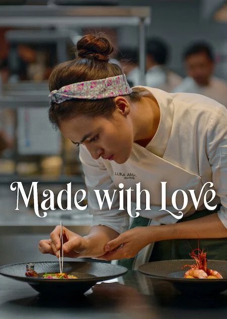 PlanetReviewDE's tweet image. #MadeWithLove [2/2]
Review ⭐️⭐️⭐️⭐️

Was wir besonders effektiv fanden, ist die Art und Weise, wie die Serie mit Romantik umgeht. Es dominiert nicht die Erzählung. Die Beziehung zwischen Luka und Dennis entsteht eher aus gemeinsamem Druck - langen Arbeitszeiten, finanziellem