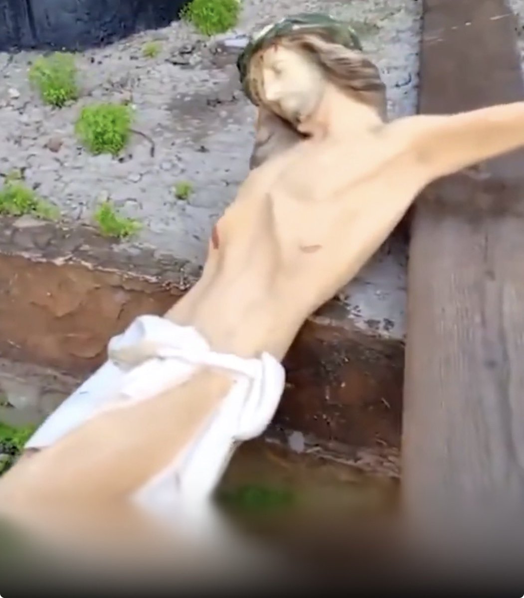 hozsavli's tweet image. A photo that all Christians around the world, especially U.S. President Trump, should see.

While Israeli operations continue in south of Lebanon, an Israeli soldier is destroying a statue of Jesus Christ.
#Israel
#Lebanon
#JesusChrist 
#Trump