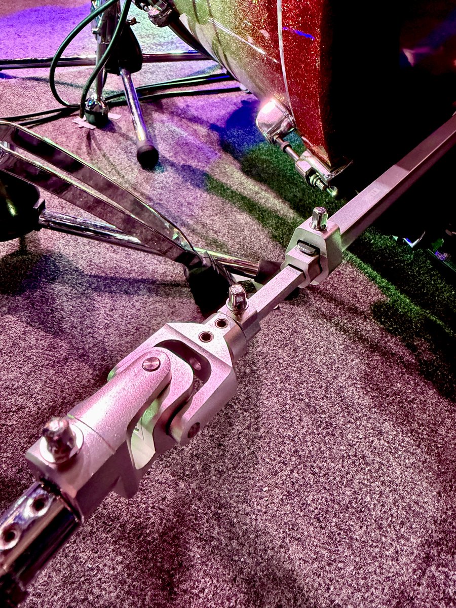 今日はTRIX <a href="/TRIX_FusionMAX/">TRIX</a> のライブ会場に来ています！

熊谷徳明さん <a href="/NoriakiKumagai/">Noriaki Kumagai 熊谷徳明</a> が今回のツアーで使用するDrum Setは、Starclassic Mapleのセット。コネクティングロッドはMirror Rod TMR1000(tama.com/jp/products/de…)を導入いただいており、「ソリッドで快適過ぎる！！」とのこと！