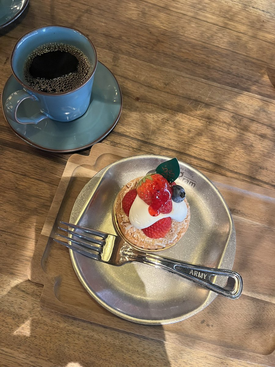 Z6R1j's tweet image. #gram
洋風の定食屋さんでしょうか
食材見ながらトレイ片手に注文します
あ‼️丸亀製麺みたい🤣
メインを選んで、サラダ10種類以上のお野菜から5種類とドレッシング選んでスープ選んで、副食は10種類くらいの中から2種類選んで、米かパン選んでと

メインとスープは冷めている

でも、美味しかった