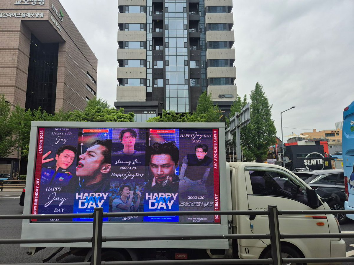 rolvssunoo's tweet photo. Bueno buenos días y miren los camiones que estuvieron frente a hybe hoy, simplemente están todos lindos 😭😭

#JAYKeepsTheENGENEsON
#이_순간_종성의_세계야 https://t.co/7AXUaGyXNK