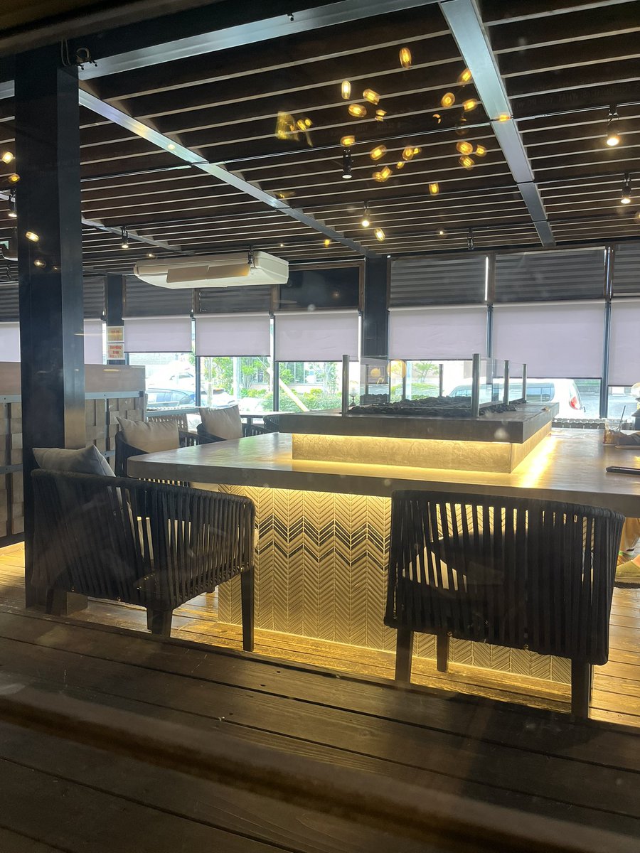 Z6R1j's tweet image. #gram
洋風の定食屋さんでしょうか
食材見ながらトレイ片手に注文します
あ‼️丸亀製麺みたい🤣
メインを選んで、サラダ10種類以上のお野菜から5種類とドレッシング選んでスープ選んで、副食は10種類くらいの中から2種類選んで、米かパン選んでと

メインとスープは冷めている

でも、美味しかった