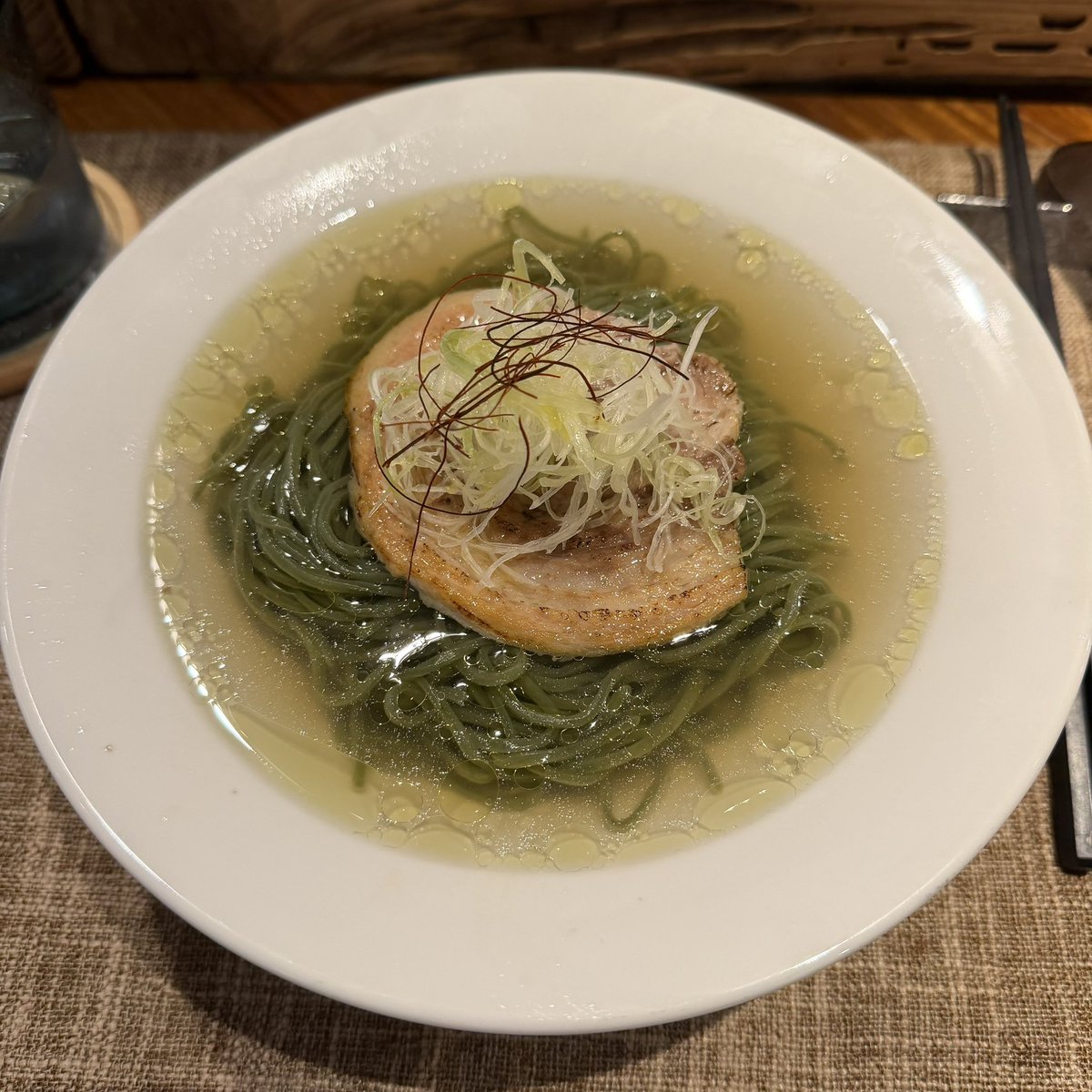 tomohiro3210's tweet image. 「delish」
「塩そば」
透明度の高いスープに浮く
塩トリュフの香味油
マリモを思い出すような
スピルリナ入りの麺
すっきりしながらも強い旨味
すすらない私でも
漂い香りながらも美味しい
#delish　#ラーメン　#塩そば