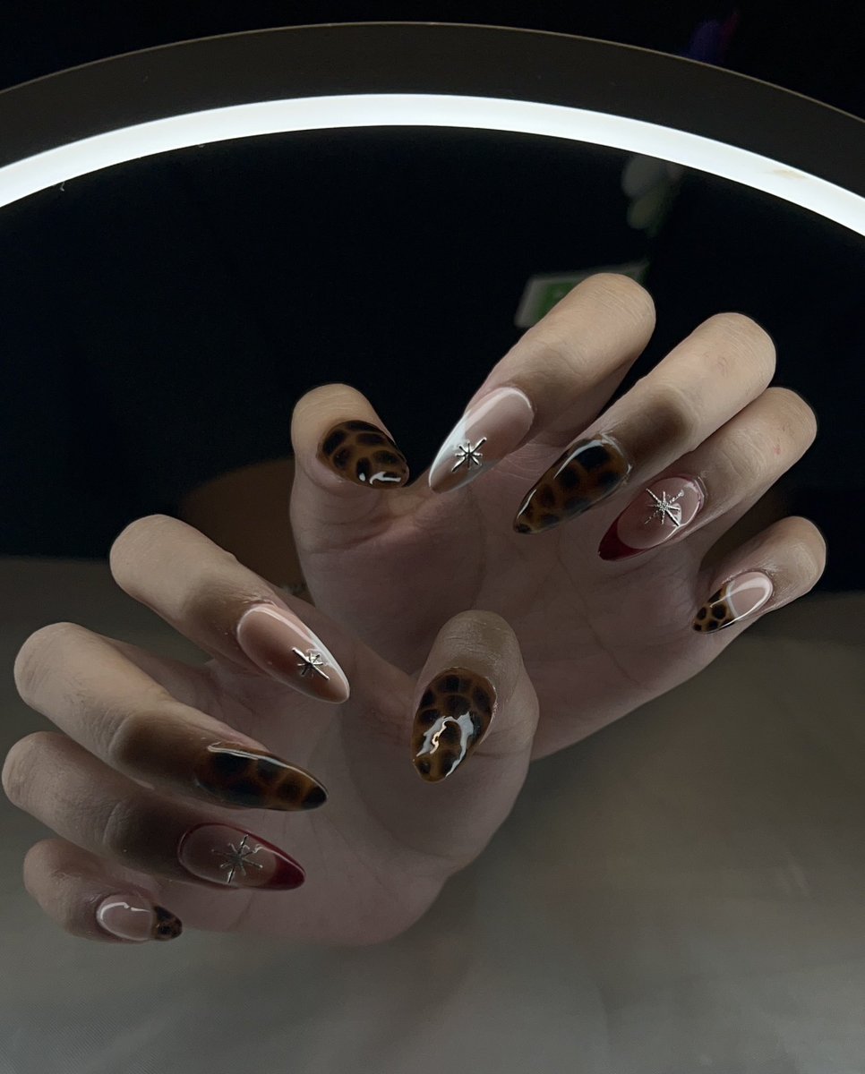 yosin4ti's tweet image. got my nails done, i’m so full of #swag 🕷️
