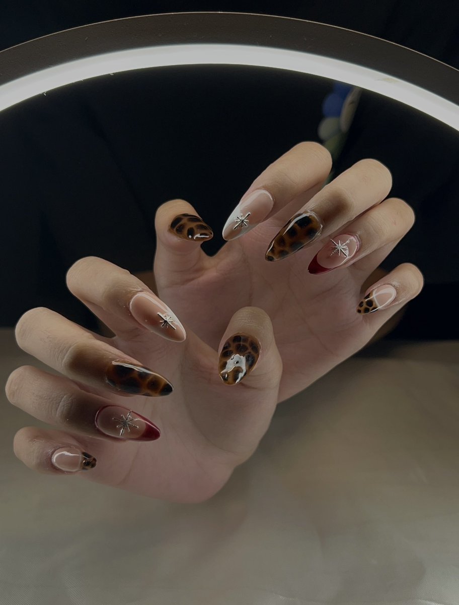 yosin4ti's tweet image. got my nails done, i’m so full of #swag 🕷️