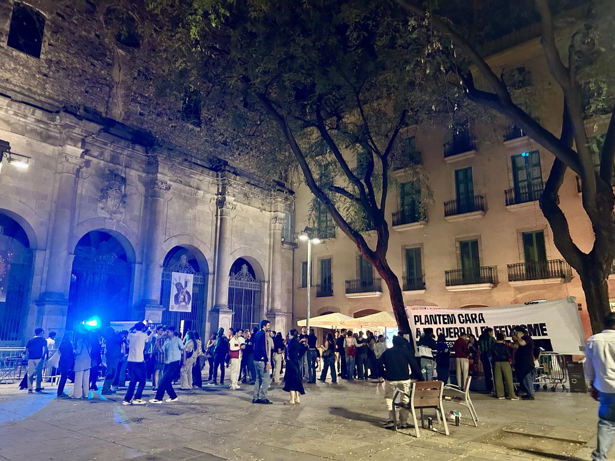 OJS_CiutatVella's tweet photo. 👉Recull de fotos de l'acte de presentació a Ciutat Vella. 

Ens vam trobar per parlar sobre el moment actual i com fer front a la guerra i el feixisme. Més tard vam gaudir d'un bingo musical i uns pd's.

Ens veiem l'1M. Plantem cara a la guerra i el feixisme🚩 https://t.co/04xpZIgQ2h