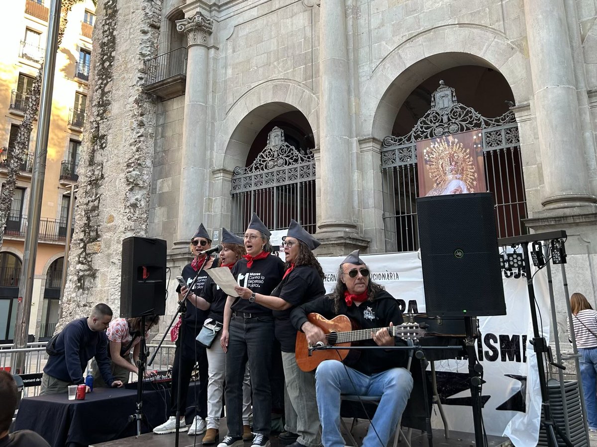 OJS_CiutatVella's tweet photo. 👉Recull de fotos de l'acte de presentació a Ciutat Vella. 

Ens vam trobar per parlar sobre el moment actual i com fer front a la guerra i el feixisme. Més tard vam gaudir d'un bingo musical i uns pd's.

Ens veiem l'1M. Plantem cara a la guerra i el feixisme🚩 https://t.co/04xpZIgQ2h