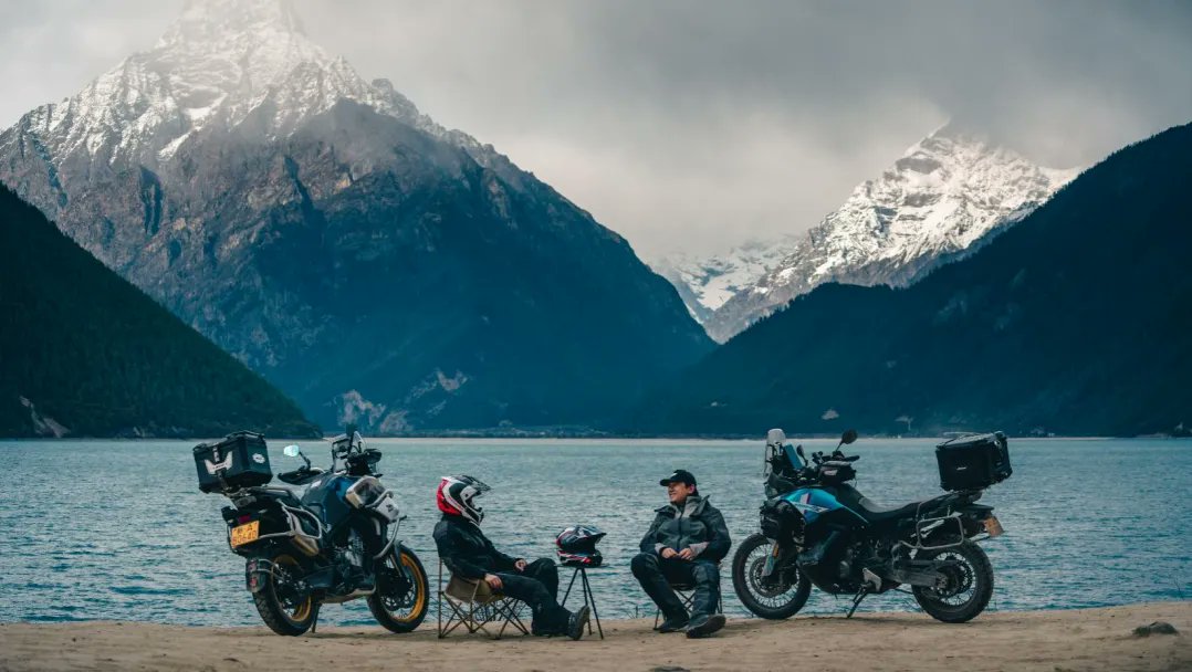 HimalayaTouch_'s tweet photo. 16 motorcycle riders from #Macau and other provinces of China rode through #Nyingchi's Mainling, Lulang, Bomi &amp; Gongbo'gyamda—braving wind and snow, experiencing all four seasons in a day. Freedom on two wheels in China’s most beautiful spring. #MotorcycleTour #XizangTravel https://t.co/VpgvznK64X
