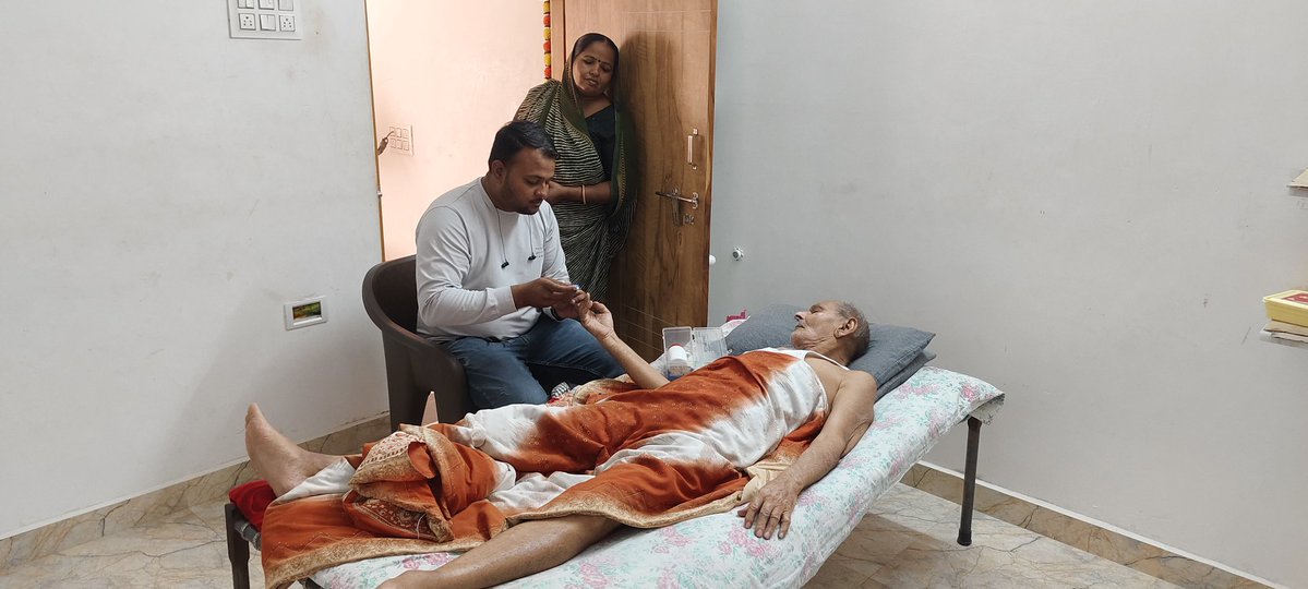 આજ રોજ આયુષમાન આરોગ્ય મંદિર બંટીયા ખાતે પથારી અવસ્થા દર્દીની ગૃહ મુલાકાત કરવામાં આવી તેમાં તેનું ડાયાબિટીસ, બીપી ચેક કરવા આવ્યું અને #PalliativeCare વિશે માહિતી આપી અને શીખવાડવામાં આવ્યું.#ElderlyHomeCare #PalliativeCare #AnaCampeã #HealthCare #HealthAwerness #uşak #HealthForall