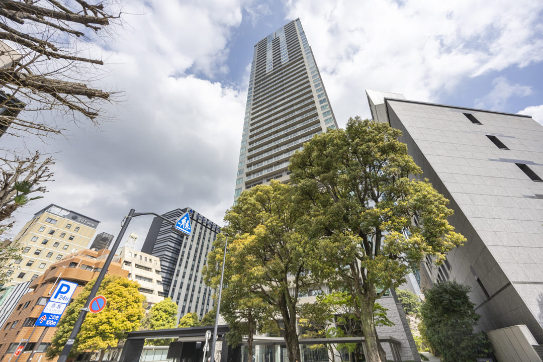 mitaina_tokyo's tweet photo. 【赤坂タワーレジデンストップオブザヒル】
📍取材記事
https://t.co/qWVRaBz27a
🛋️ルームツアー
https://t.co/1F8u94h0Nx

「赤坂」駅 徒歩5分/築17年
港区赤坂2丁目の高台に佇む大規模タワーマンション��
敷地が広く四季を感じられる植栽が施されており、エントランスホールからも春を感じられます🌸
ダブルオートロック完備・24時間有人管理体制でセキュリティ面は安心🔐
ホテルライクなコンシェルジュサービスをはじめ、宅配受け取りサービス、ライブラリーなど充実した共用施設も魅力的です✨

#高級マンション　#mitaina　#赤坂　#赤坂サカス　#東京ミッドタウン　#mitainaマンション図鑑