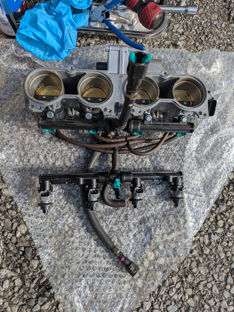 asashin28633416's tweet photo. スロットルボディー交換🏍️
結局スロットルボディーで直ったのね😑無駄にECU2回も書き換えて、ホンダドリームでは異常ない言われて、買ったバイク館ではSSはこんなもんって😤素人の俺の感の方が全然あってるやんけーCBRちゃんが乗りづらい訳ないんじゃ😤
#SC77
#バイク好きと繋がりたい https://t.co/tfgTOeCzpf
