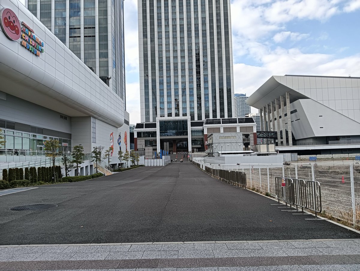 inaba1966's tweet photo. 今後のソロのライブ予定🎵

4/29は14:30くらい〜と18:00くらい〜の2ステージ‼️Kアリーナ横浜の中では、サンボマスターがライブをやっているので、ライブ前、ライブ後に写真の場所で路上ライブやります👊😎

5/4と5/16の詳細はまた後日投稿します😃

どーぞヨロシクお願いします🙇 https://t.co/kkjOwrAxEB