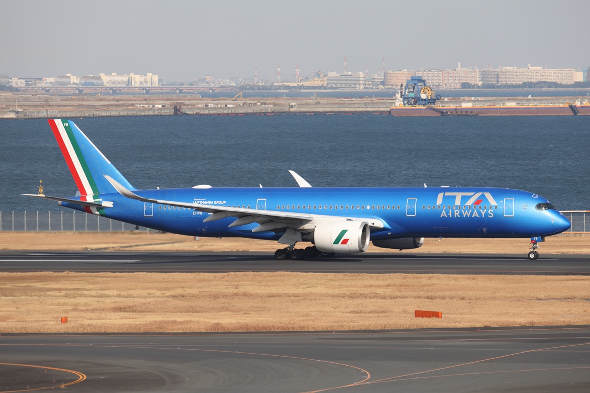 asahikawa522_1's tweet image. ITA Airways
A350-900 EI-IFB
2026.1.24

よく見かけるけれど、しっかり撮影したことがなかったITAエアウェイズ。
前身のアリタリア航空のカラーリングはラリーファンとして好きだったので引き継いでほしかったな。。
これはこれでカッコいいけどｗ

#RJTT #HND