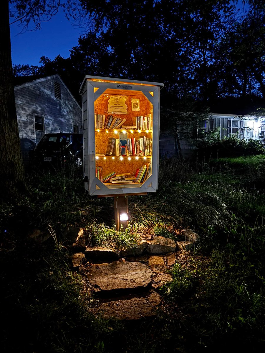 GalvanPero55796's tweet image. “A personal library is a lifelong treasure.” 

-Harold Bloom- 

#MondayMorning