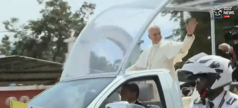 shalomworldnews's tweet image. A prayerful anticipation in Saurimo 🇦🇴 as #PopeLeoXIV greets the faithful from the popemobile; pilgrims gather, and the atmosphere builds toward the Eucharistic celebration.

#Angola #Saurimo #ApostolicJourney #HolyMass #LIVEUpdates Watch #LIVE: youtube.com/watch?v=q5jnfG…