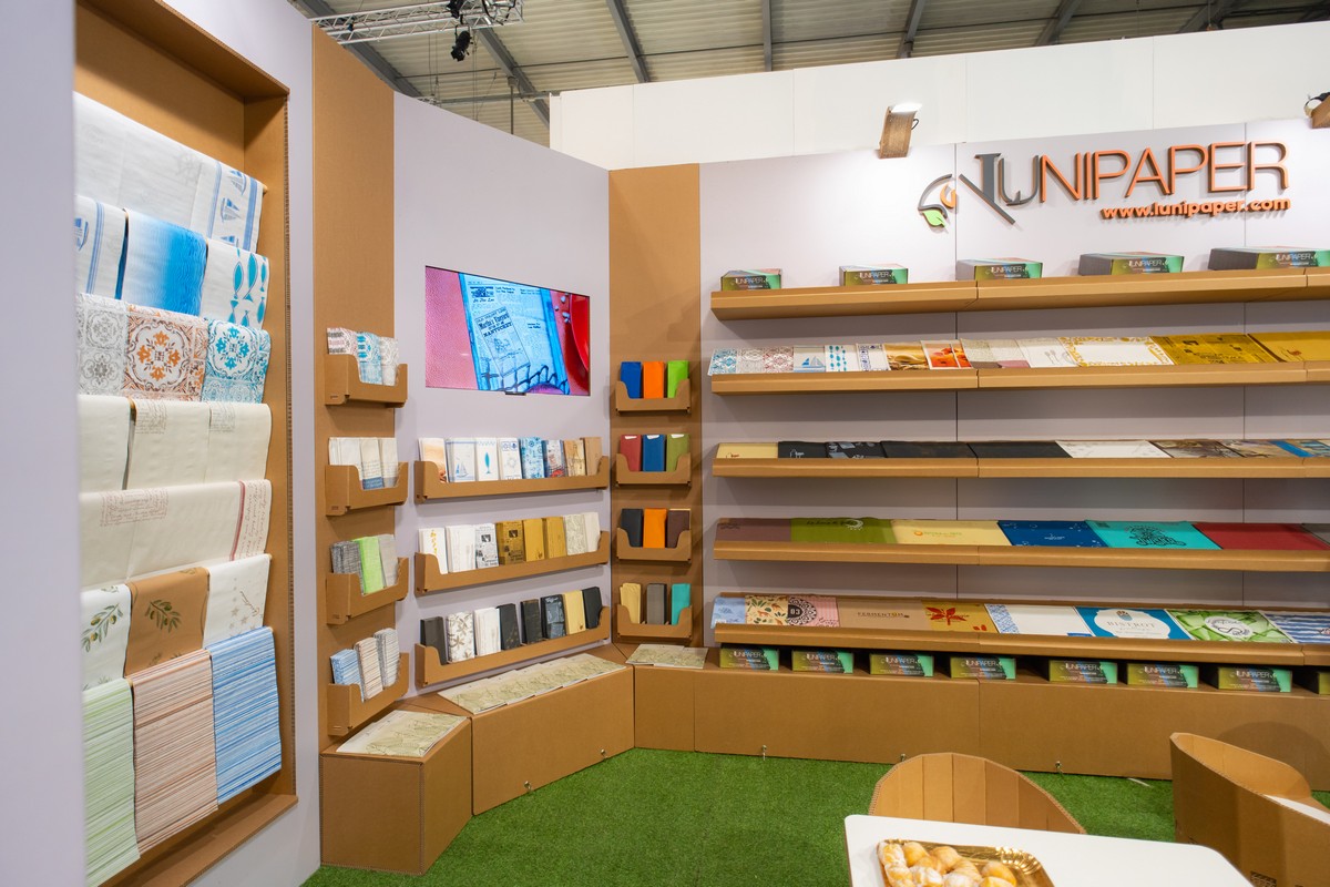 MobiliInCartone's tweet image. Per Lunipaper a Host abbiamo creato uno #standincartone che unisce design, funzionalità e sostenibilità ♻️ Spazi compatti ma completi: esposizione prodotti, branding, aree meeting e soluzioni modulari. Il cartone diventa architettura, esperienza e identità.
#SustainableDesign