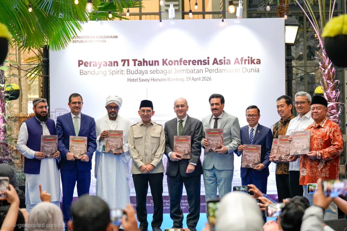 AFGEmbassyINA's tweet photo. مولوی سعدالله بلوچ، سرپرست سفارت امارت اسلامی افغانستان در جاکارتا، در مراسم تجلیل از هفتاد‌و‌یکمین سالروز کنفرانس باندونگ اشتراک نمود. 

این مراسم با حضور گستردهٔ مقامات دولتی، دیپلوماتان، سفرای مقی�� اندونیزیا و شخصیت‌های علمی و فرهنگی برگزار گردید.
اشتراک‌کنندگان بر تداوم روحیهٔ باندونگ در شرایط کنونی جهان تأکید نمودند و آن را راهی برای تقویت چندجانبه‌گرایی، احترام متقابل و همکاری‌های سازنده بین کشورها دانستند.

در اخیر، آقای بلوچ از موزیم کنفرانس باندونگ بازدید به‌عمل آورده و اهمیت این رویداد تاریخی را در شکل‌دهی روابط بین‌المللی و تقویت همکاری بین کشورهای در حال توسعه برجسته دانست.
