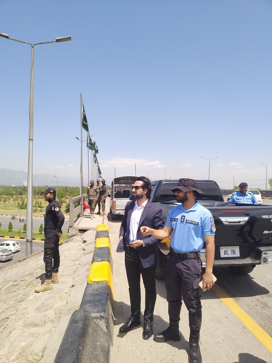 ICT_Police's tweet image. ایس ایس پی آپریشنز اسلام آباد قاضی علی رضا سکیورٹی انتظامات کا جائزہ لینے کے لیے خود فیلڈ میں موجود، مختلف پوائنٹس کا معائنہ کرتے ہوئے ڈیوٹی پر مامور افسران کو الرٹ رہنے کی ہدایات جاری کی۔

#WeRIslamabadPolice #Islamabad #OPS