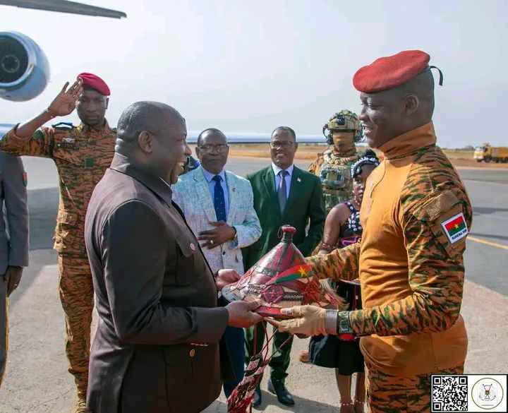 JumuiyaTv's tweet photo. Le Président de la République du Burundi et Président en exercice de l’Union africaine, @GeneralNeva a été accueilli à l’aéroport international de Ouagadougou par son homologue Ibrahim Traoré du Burkina Faso. https://t.co/tjDuWzSecq