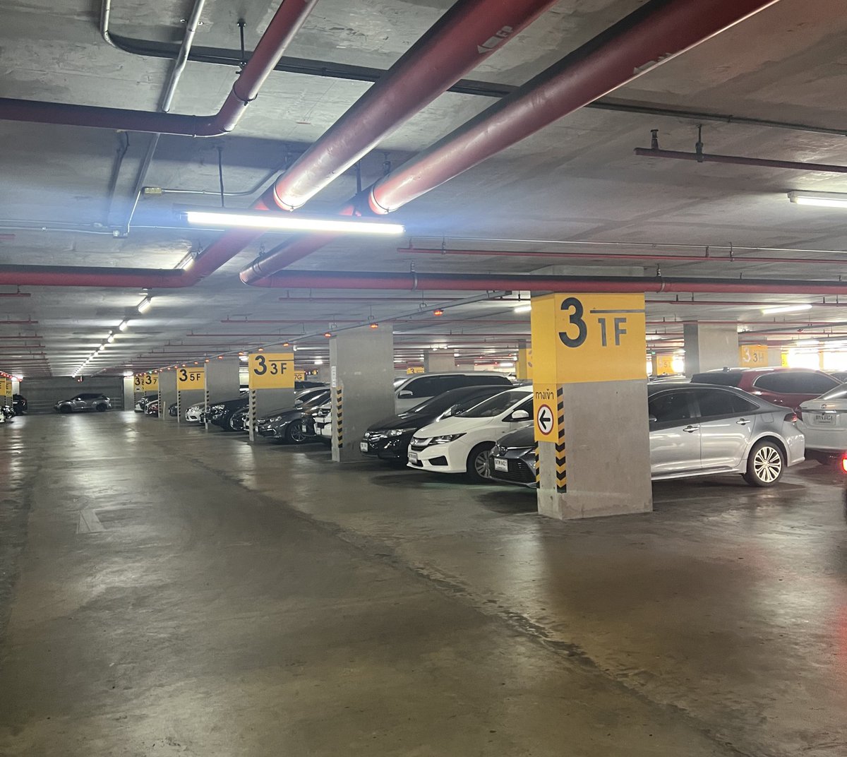 เดินหานถทเหงื่อท่วม สูญสิ้นความทรงจำ 
แบบจำไม่ได้ด้วยซ้ำ ว่าชั้นนี้ใช่ไหม 
ตอนจอดยันลงลิฟต์ มัวแต่คุยงาน