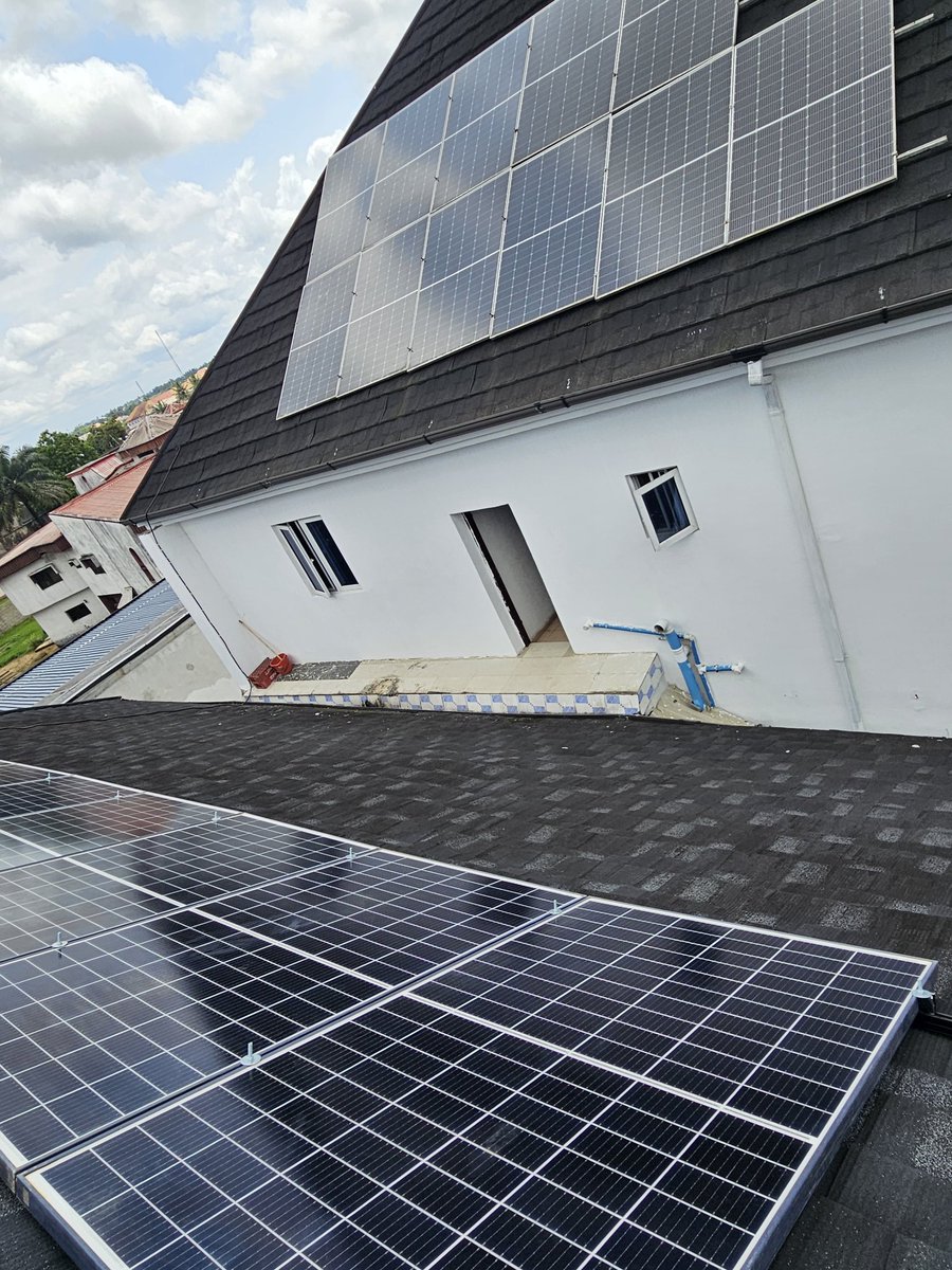 Chukwuemekanela's tweet image. 24kw Hybrid inverter setup with 60.72Kwh (15.5kwh×2) Lithium battery bank and 53 pieces of 500watts halve-cut solar panels in Calabar Cross River State Nigeria. 
This installation is providing a backup power for Bakor Medical Center #everyone #reel #solar #friends