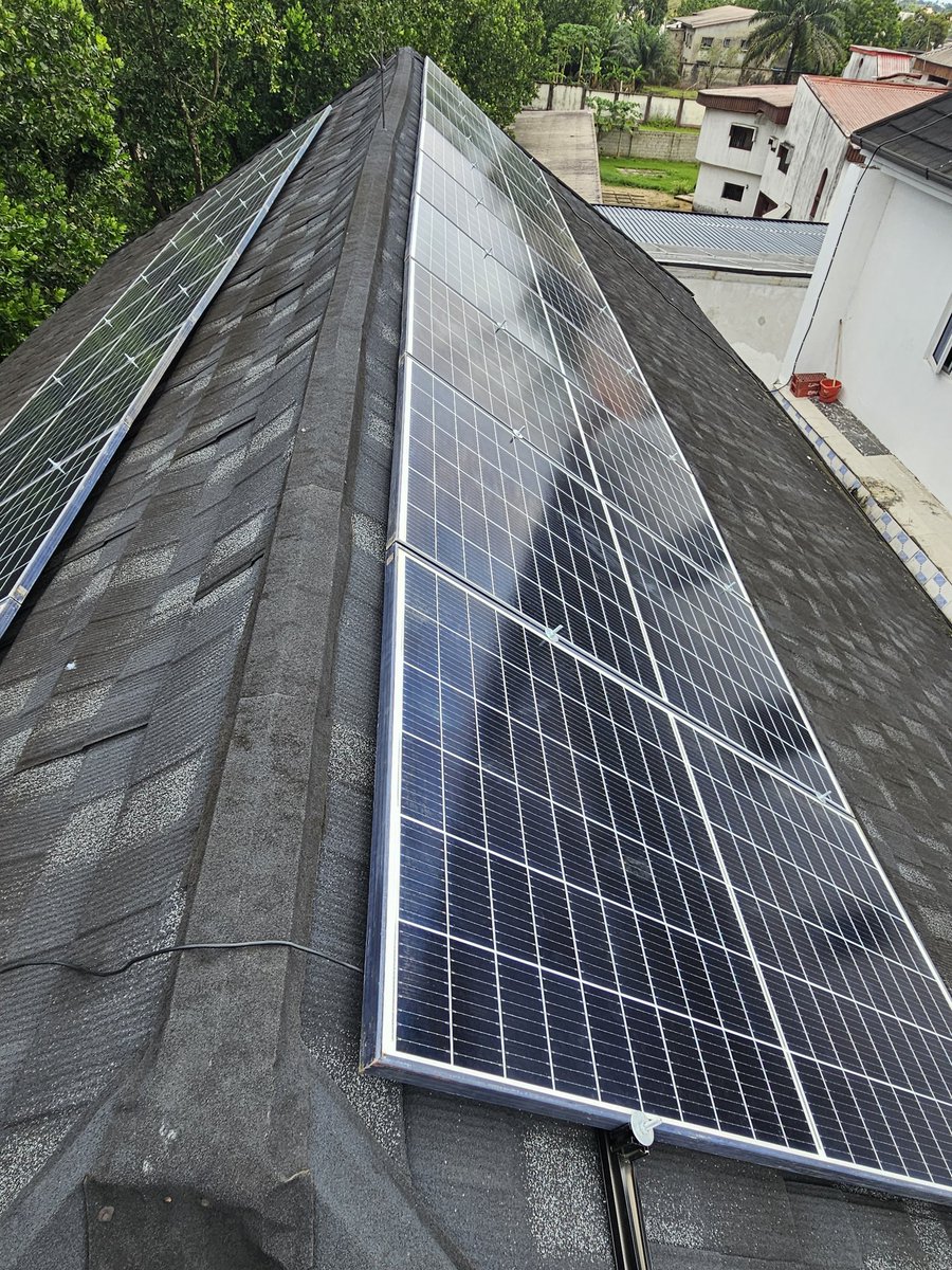 Chukwuemekanela's tweet image. 24kw Hybrid inverter setup with 60.72Kwh (15.5kwh×2) Lithium battery bank and 53 pieces of 500watts halve-cut solar panels in Calabar Cross River State Nigeria. 
This installation is providing a backup power for Bakor Medical Center #everyone #reel #solar #friends