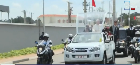 shalomworldnews's tweet image. #PopeLeoXIV heads to the Mass venue in Saurimo 🇦🇴, riding through the crowds in the popemobile en route to the esplanade for the Eucharistic celebration.

#Angola #Saurimo #ApostolicJourney #HolyMass #LIVEUpdates Watch #LIVE: youtube.com/watch?v=q5jnfG…